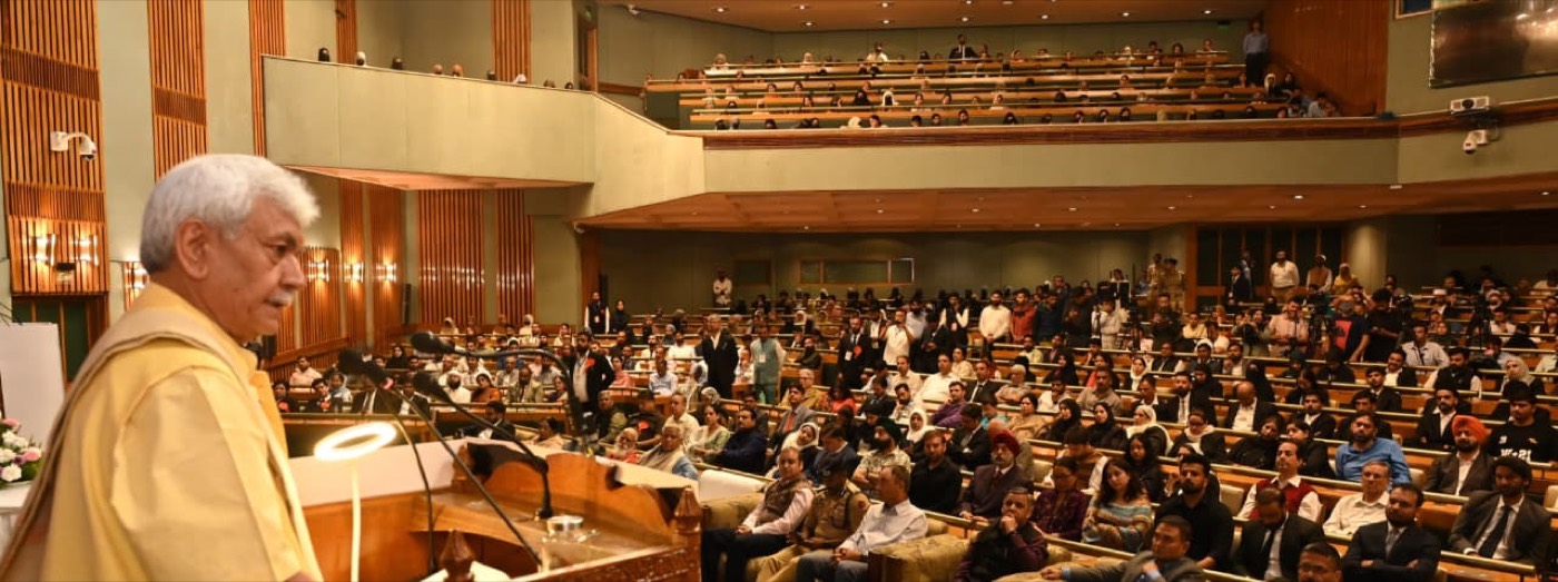 The Lieutenant Governor addressing a full auditorium